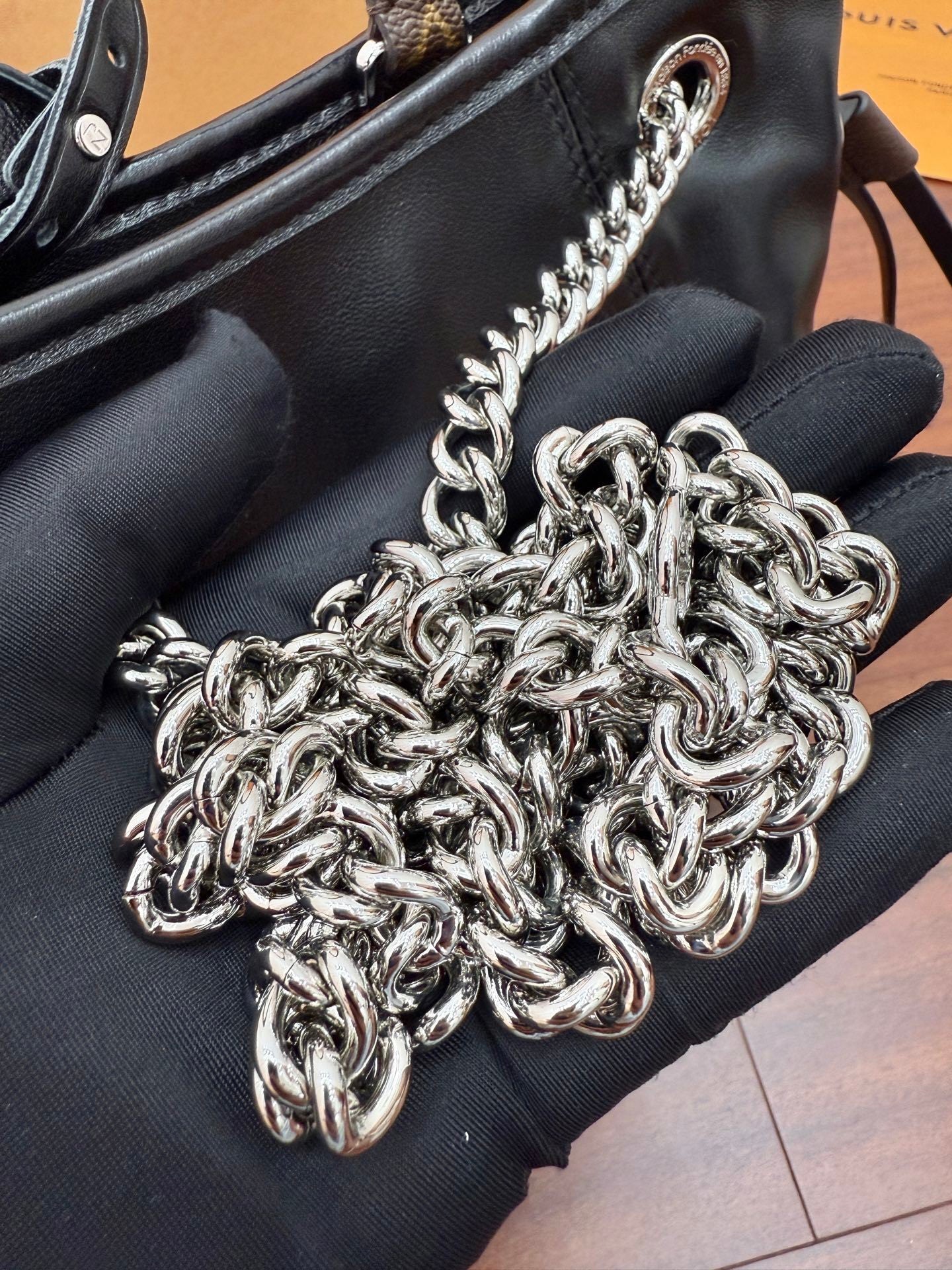 Louis Vuitton Off Duty Backpack Vibe in Black Lamb Leather, M25522