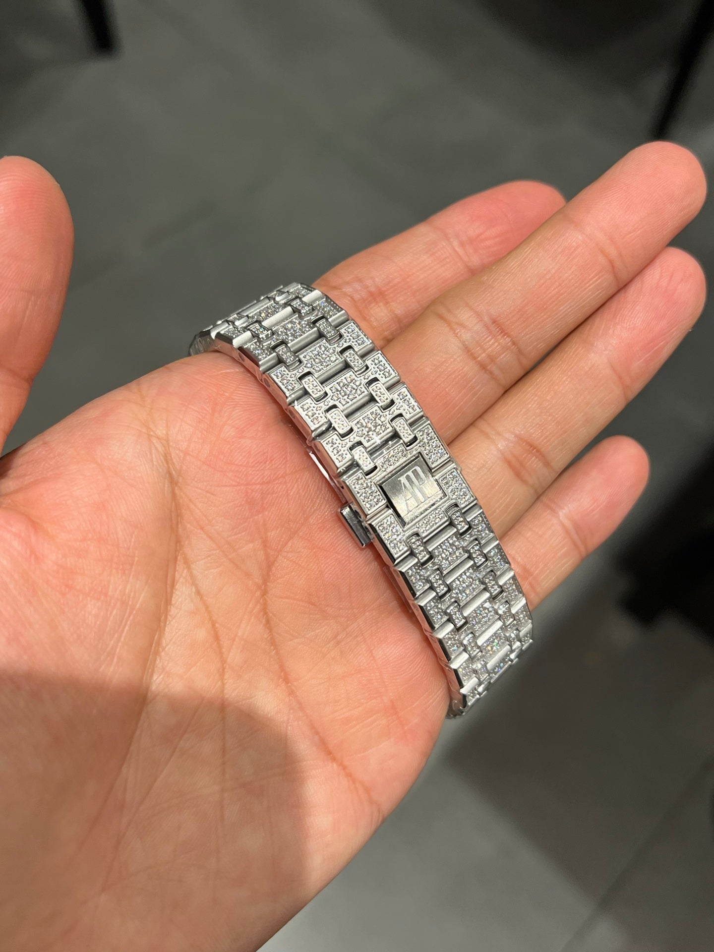 Audemars Piguet Royal Oak Jumbo Extra-Thin Diamond Set – Diamond-Set White Gold Luxury Timepiece