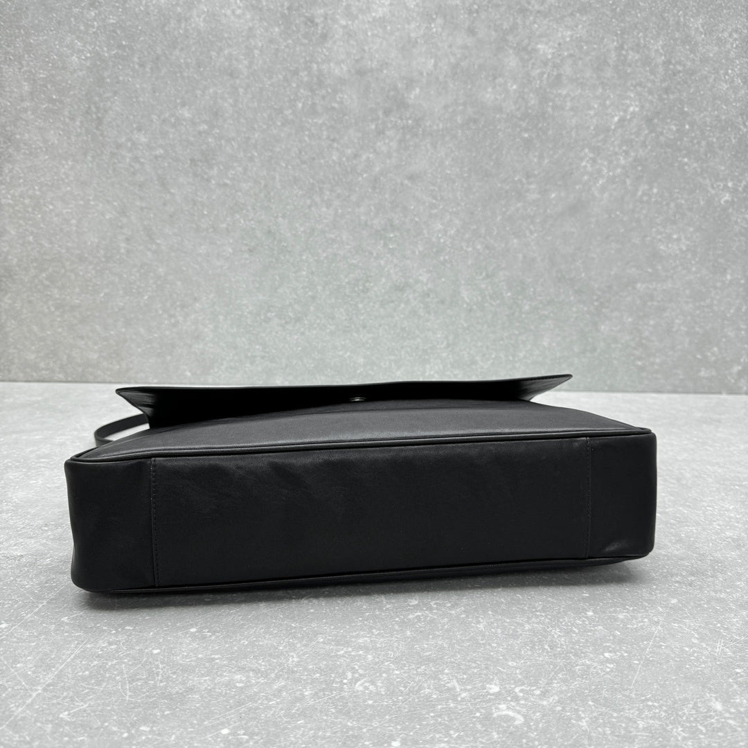 Balenciaga Grungy Medium Messenger Bag Black Leather