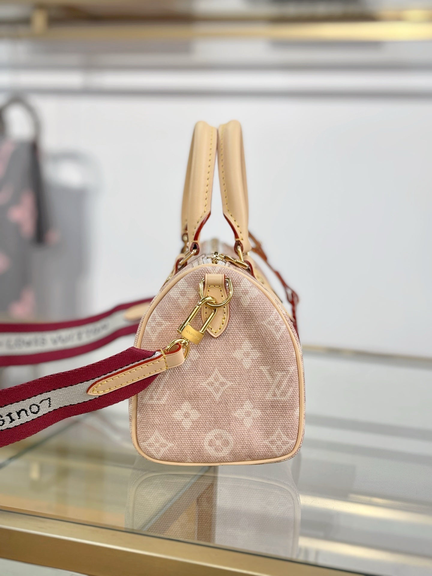 Louis Vuitton Speedy Bandoulière 20 – Monogram Canvas Handbag with Cowhide Leather & Signature Strap
