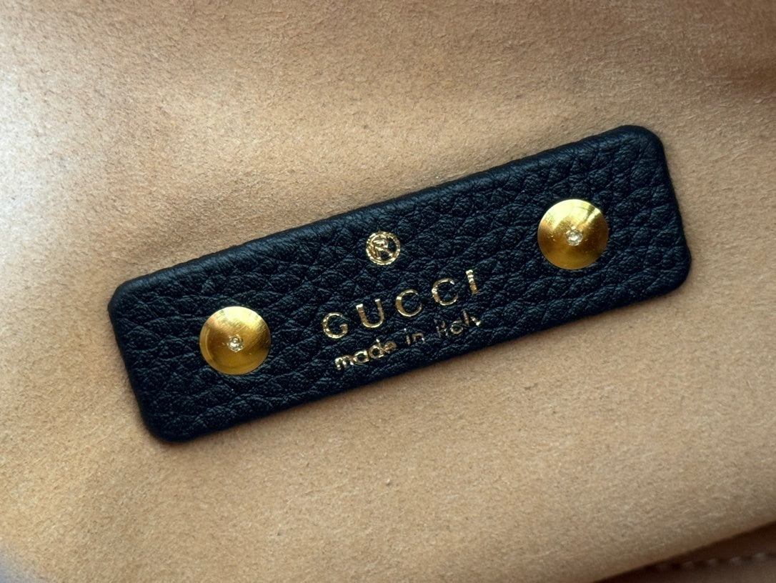 Gucci Softbit Shoulder Bag in Black Grained Leather