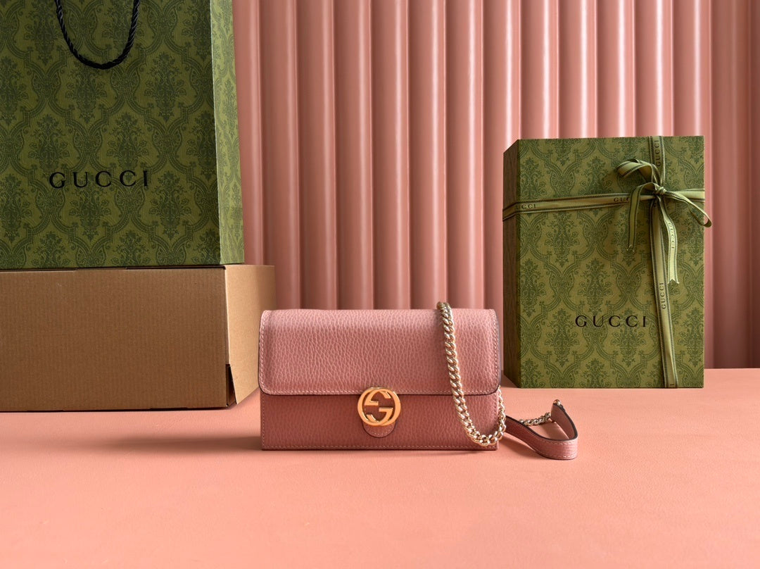 Gucci Interlocking G Chain Wallet in Pink Pebbled Leather