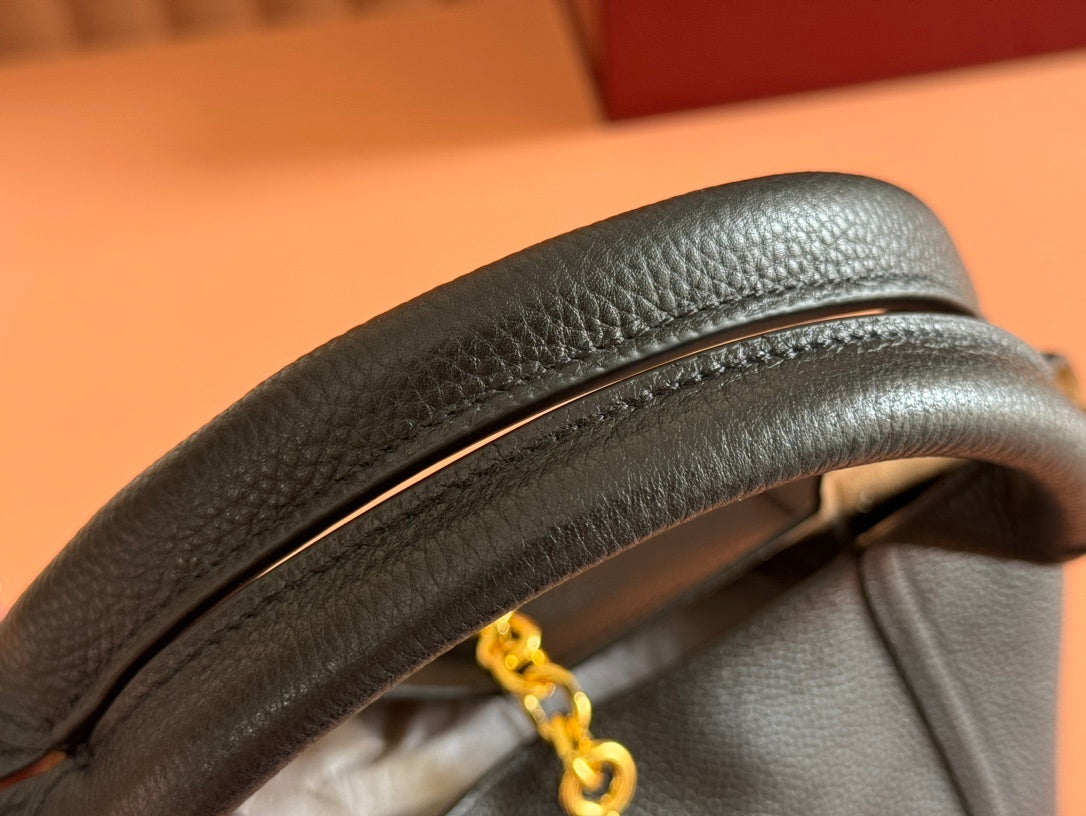 Gucci Softbit Shoulder Bag in Black Grained Leather