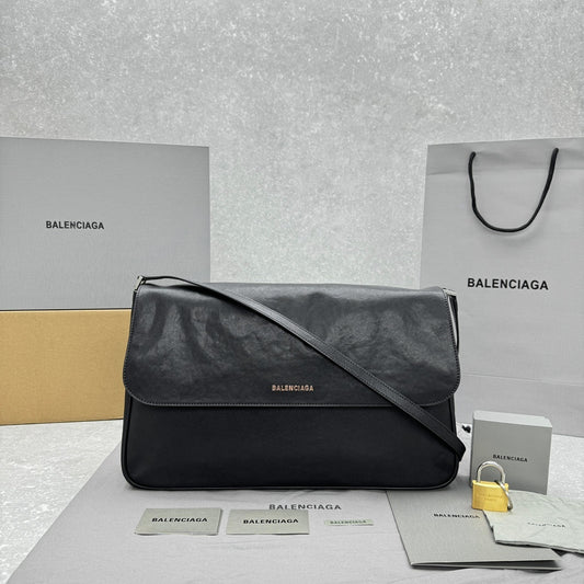 Balenciaga Grungy Medium Messenger Bag Black Leather