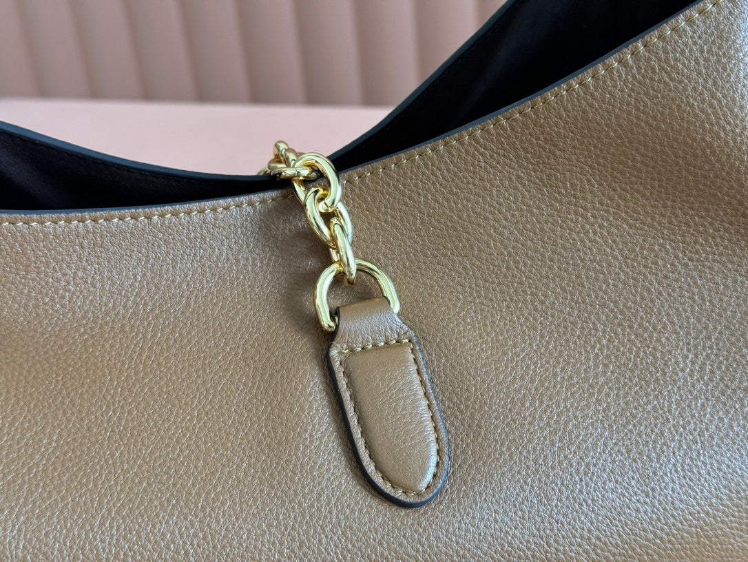 Gucci Softbit Maxi Shoulder Bag in Brown Grainy Leather
