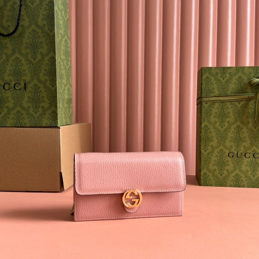 Gucci Interlocking G Chain Wallet in Pink Pebbled Leather