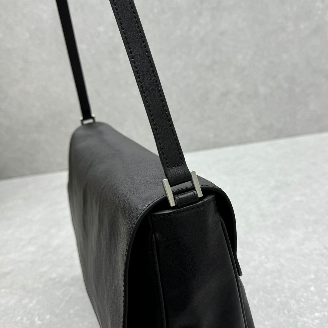 Balenciaga Grungy Medium Messenger Bag Black Leather