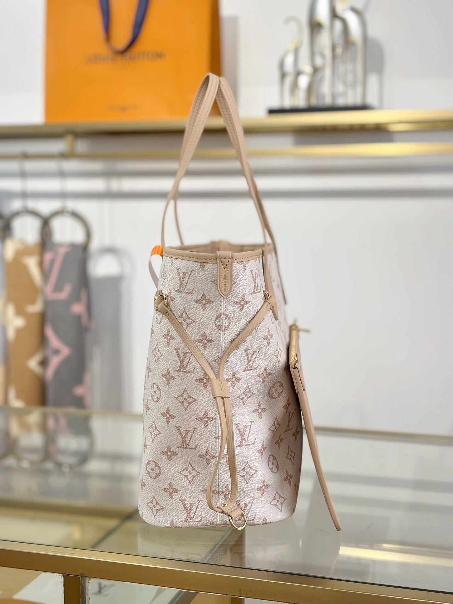 Louis Vuitton Neverfull MM Tote Bag – Monogram Canvas with Natural Cowhide Leather Trim