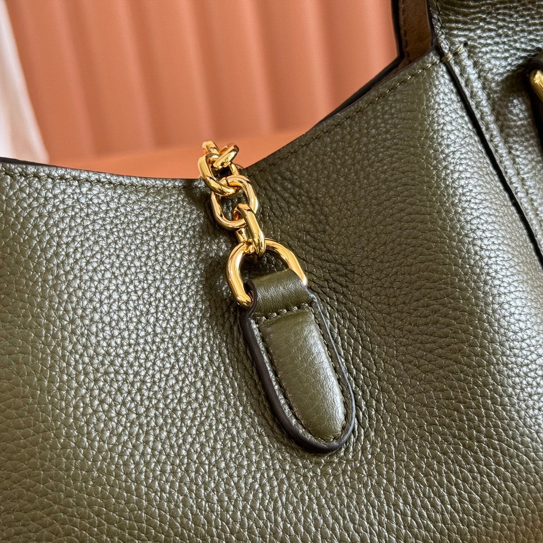 Gucci Large Softbit Leather Shoulder Bag in Green
