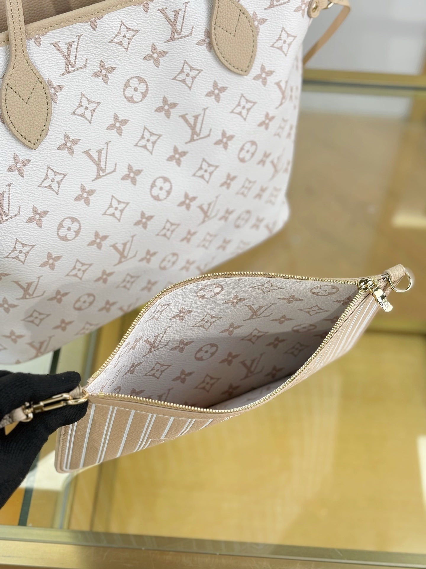 Louis Vuitton Neverfull MM Tote Bag – Monogram Canvas with Natural Cowhide Leather Trim