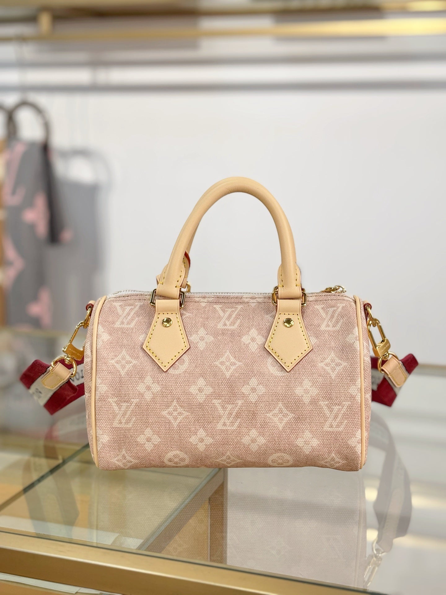 Louis Vuitton Speedy Bandoulière 20 – Monogram Canvas Handbag with Cowhide Leather & Signature Strap