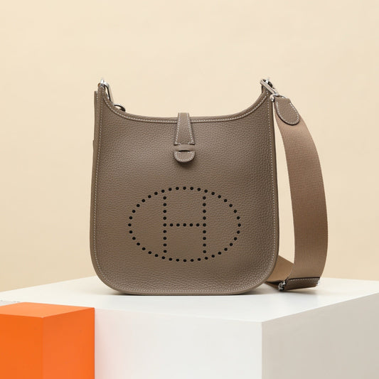 Hermès Evelyne III 29 Clemence Leather Bag