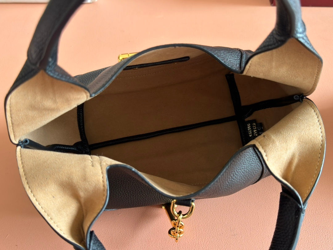 Gucci Softbit Shoulder Bag in Black Grained Leather