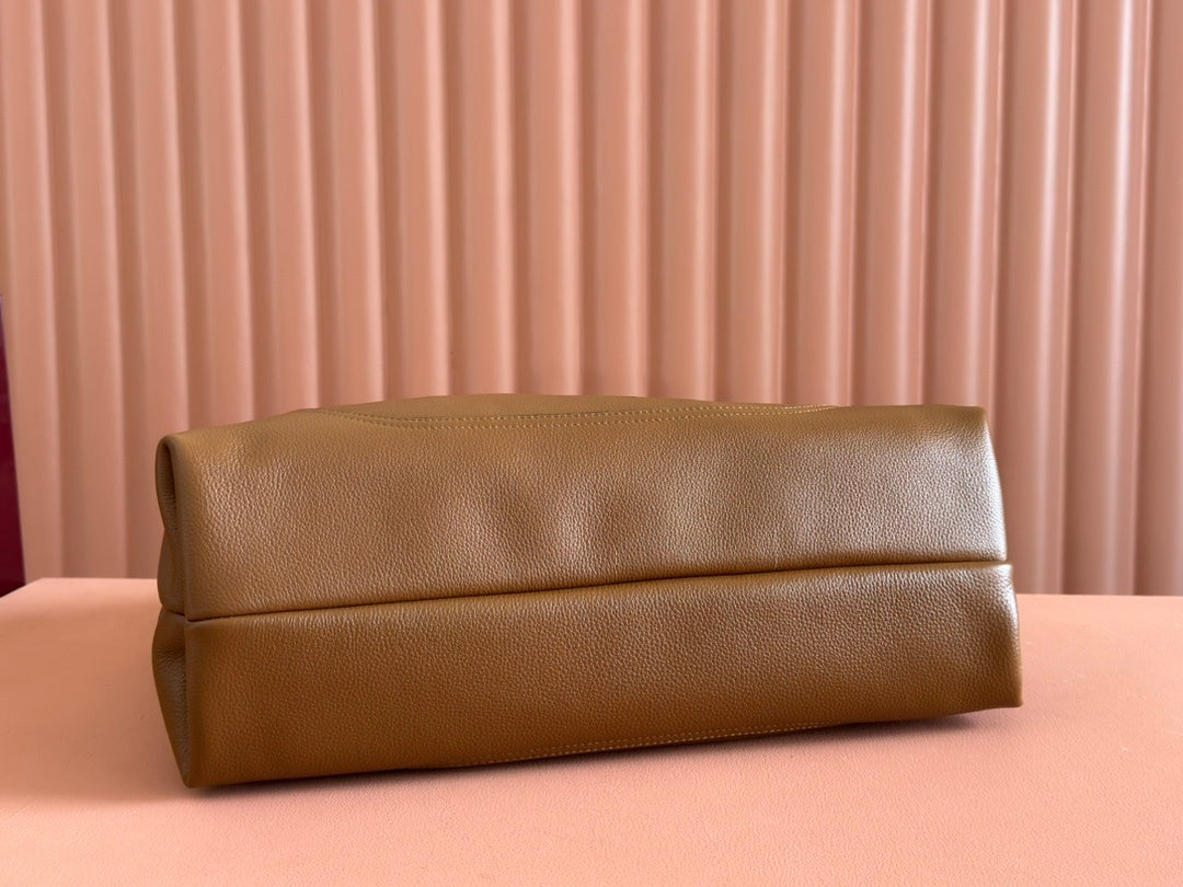 Gucci Softbit Maxi Shoulder Bag in Brown Grainy Leather