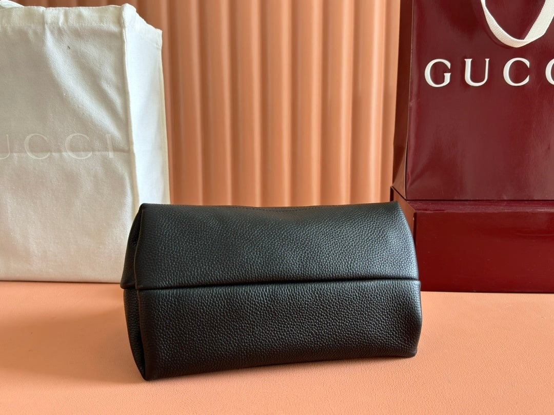 Gucci Softbit Shoulder Bag in Black Grained Leather