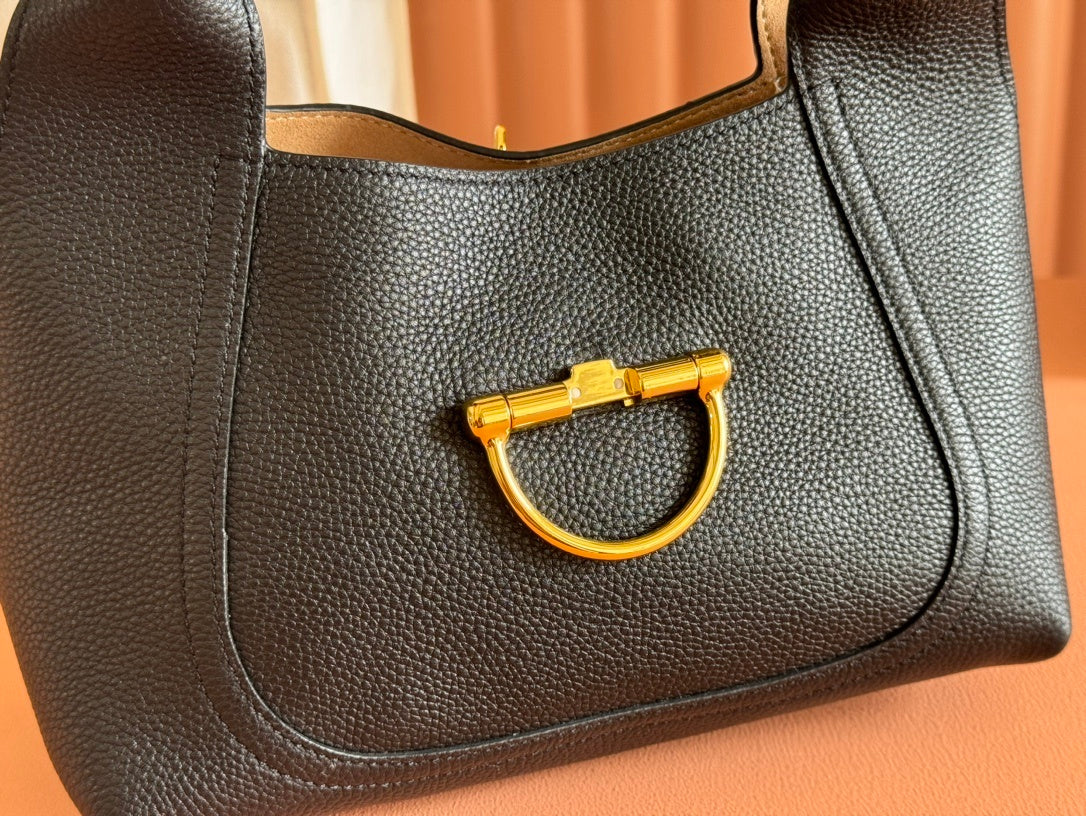 Gucci Softbit Shoulder Bag in Black Grained Leather