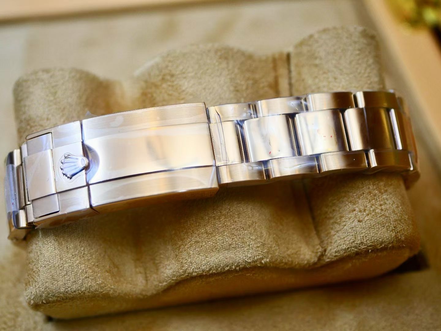 Rolex Oyster Perpetual Cosmograph Daytona – Everose Gold with Rainbow Sapphire Bezel