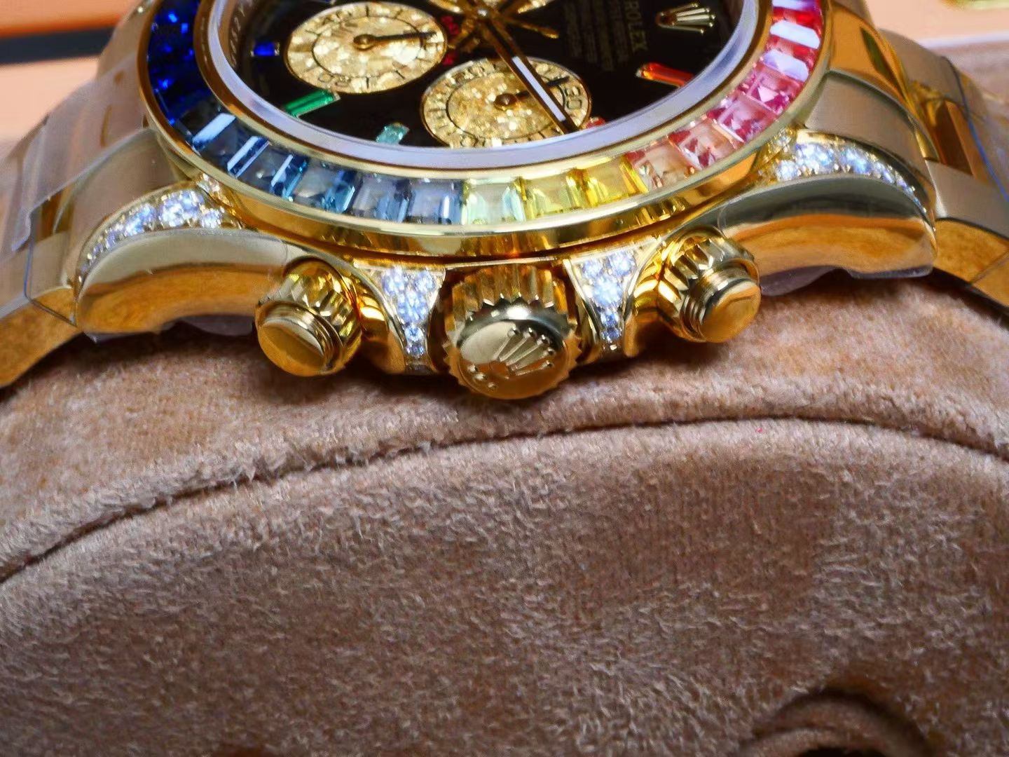 Rolex Daytona Rainbow – Yellow Gold, Diamond-Paved Dial, Colored Sapphire Bezel