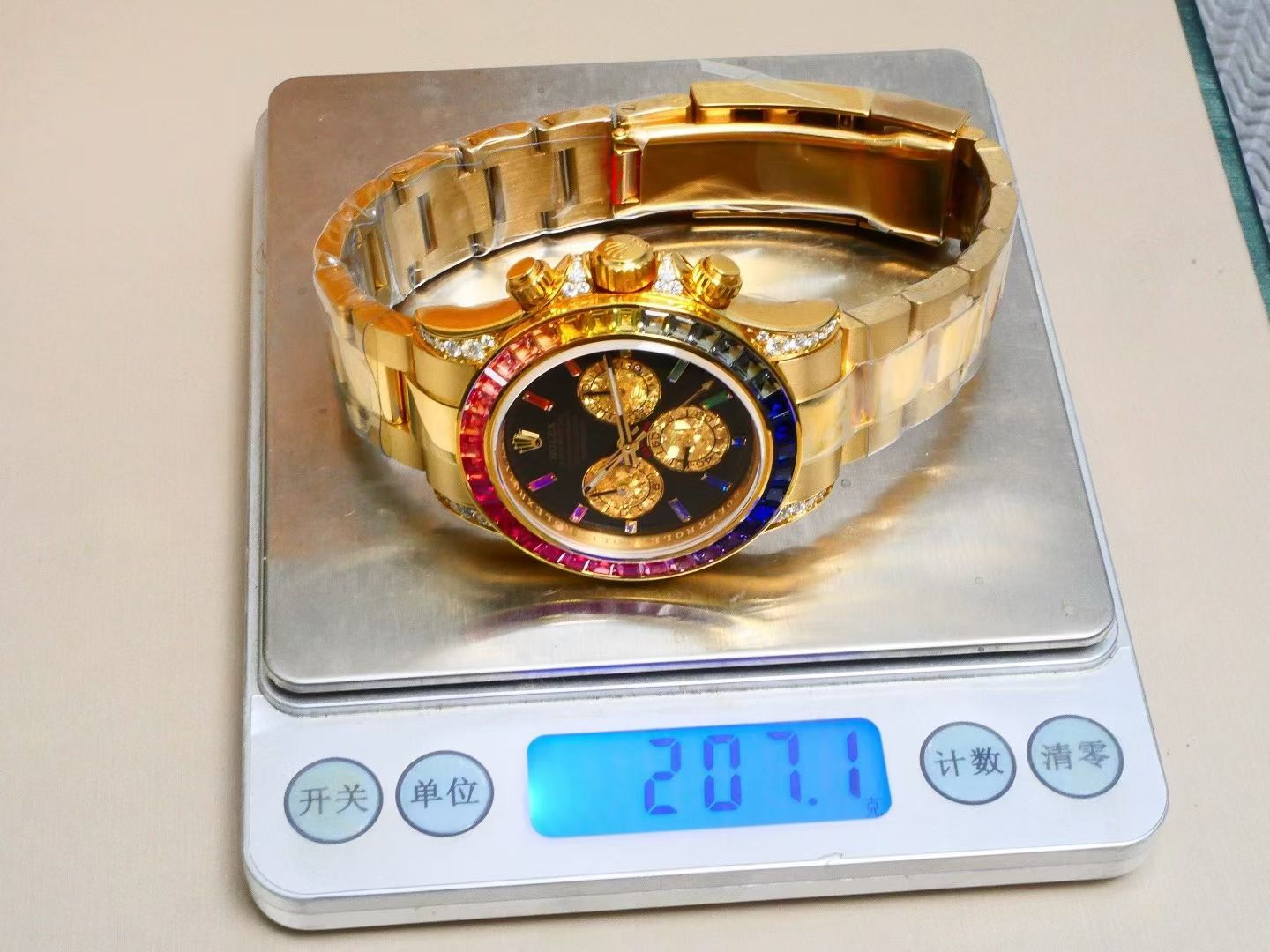 Rolex Daytona Rainbow – Yellow Gold, Diamond-Paved Dial, Colored Sapphire Bezel