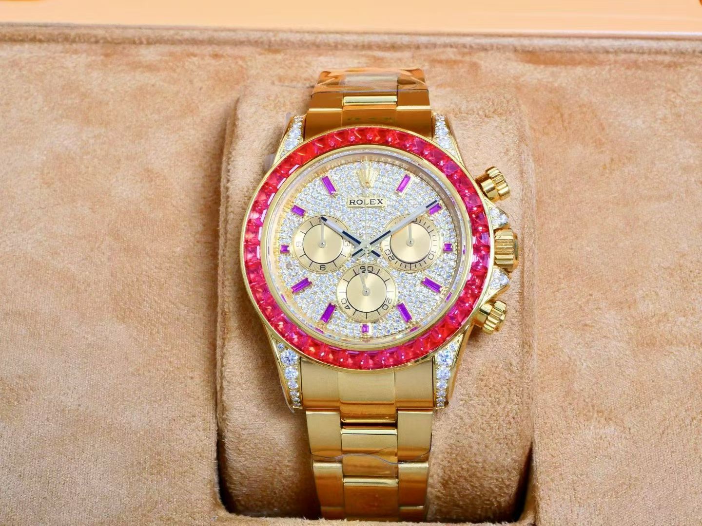 Rolex Cosmograph Daytona 126598 TRU – 18K Yellow Gold, Pigeon Blood Ruby Bezel, Pavé Diamond Dial