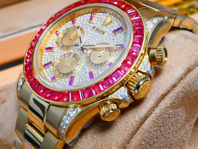 Rolex Cosmograph Daytona 126598 TRU – 18K Yellow Gold, Pigeon Blood Ruby Bezel, Pavé Diamond Dial