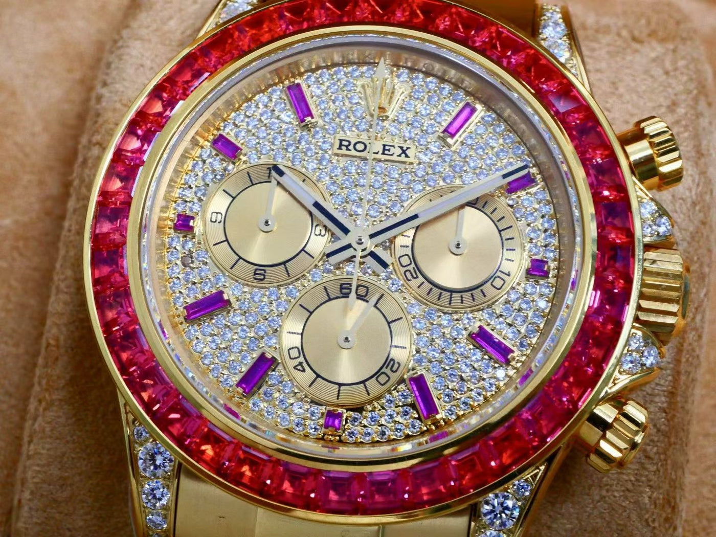 Rolex Cosmograph Daytona 126598 TRU – 18K Yellow Gold, Pigeon Blood Ruby Bezel, Pavé Diamond Dial