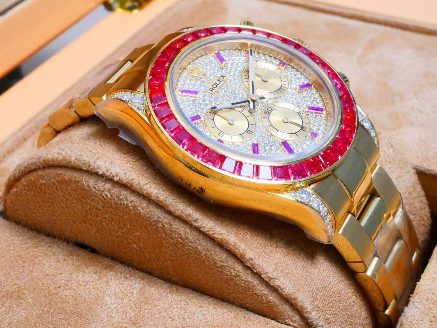Rolex Cosmograph Daytona 126598 TRU – 18K Yellow Gold, Pigeon Blood Ruby Bezel, Pavé Diamond Dial