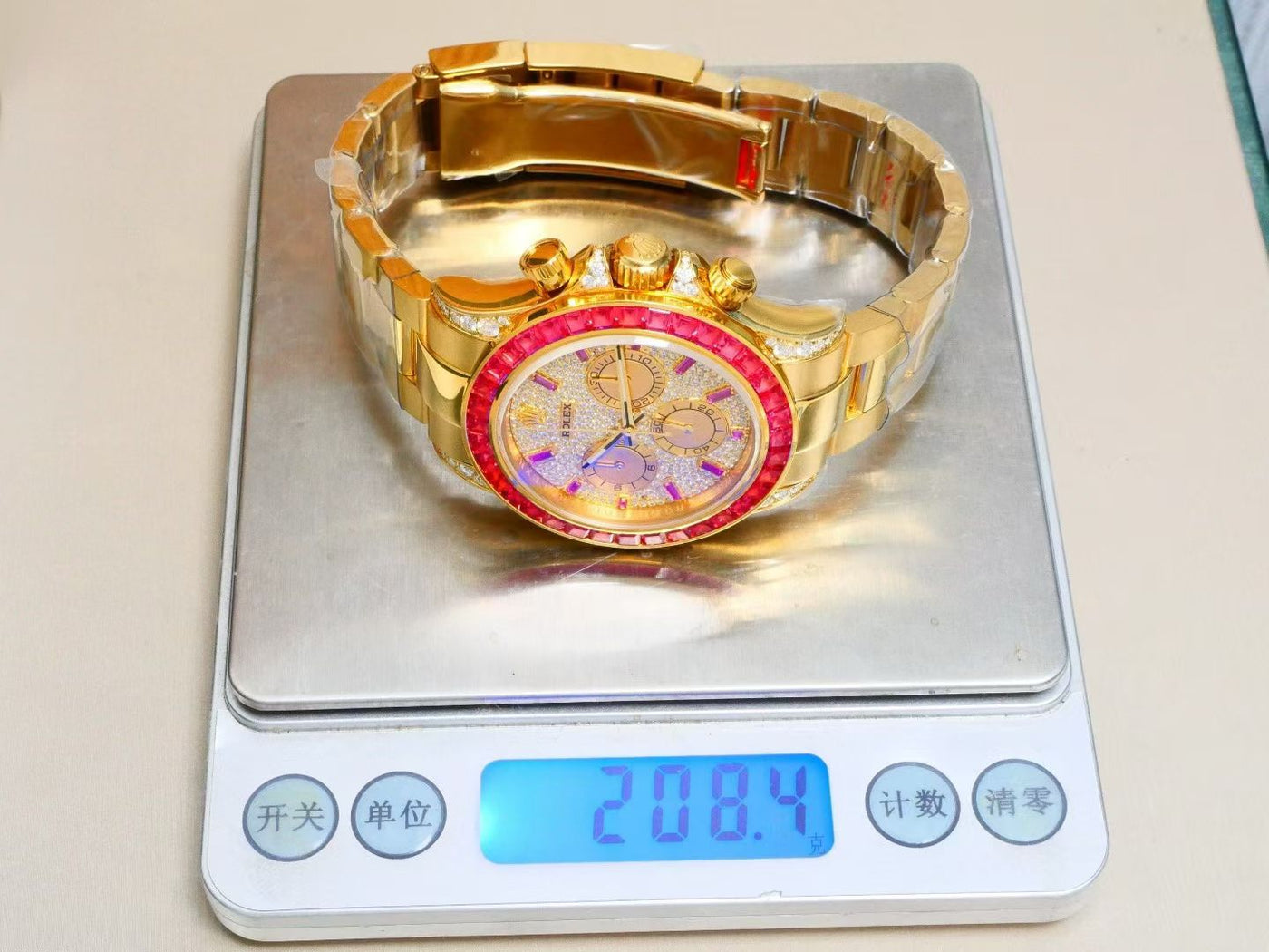 Rolex Cosmograph Daytona 126598 TRU – 18K Yellow Gold, Pigeon Blood Ruby Bezel, Pavé Diamond Dial