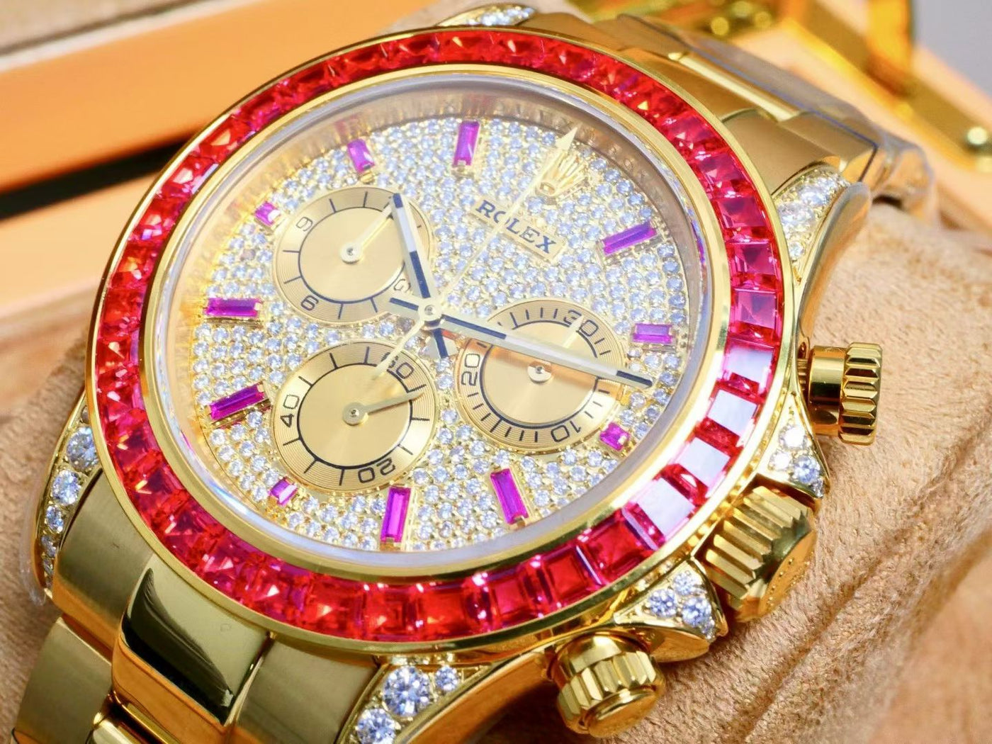 Rolex Cosmograph Daytona 126598 TRU – 18K Yellow Gold, Pigeon Blood Ruby Bezel, Pavé Diamond Dial