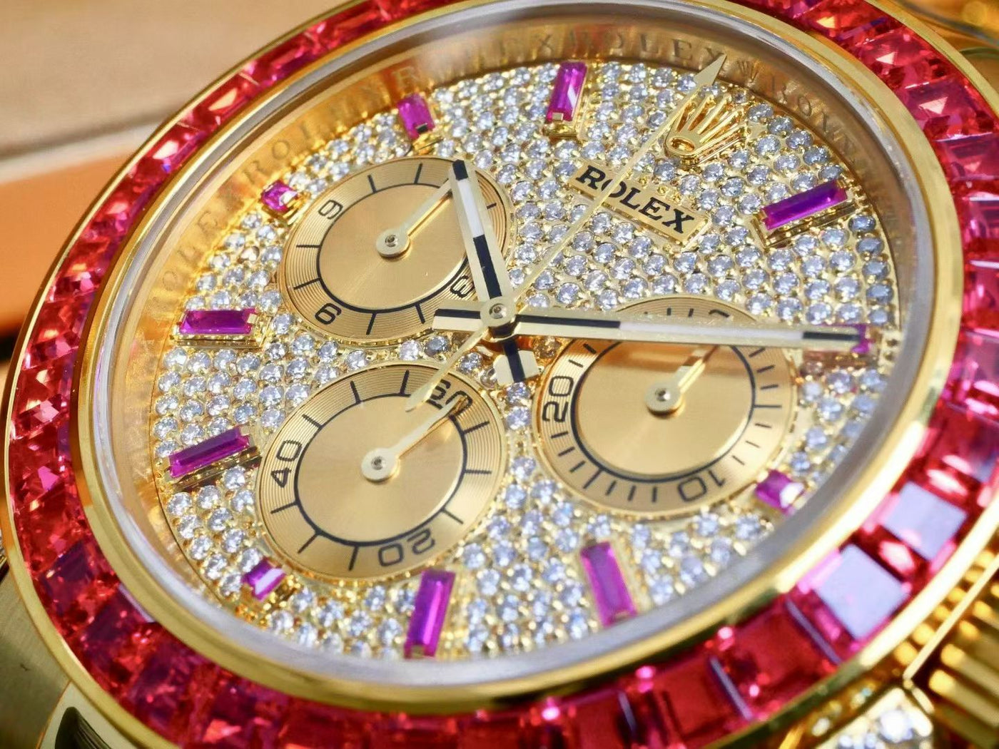 Rolex Cosmograph Daytona 126598 TRU – 18K Yellow Gold, Pigeon Blood Ruby Bezel, Pavé Diamond Dial