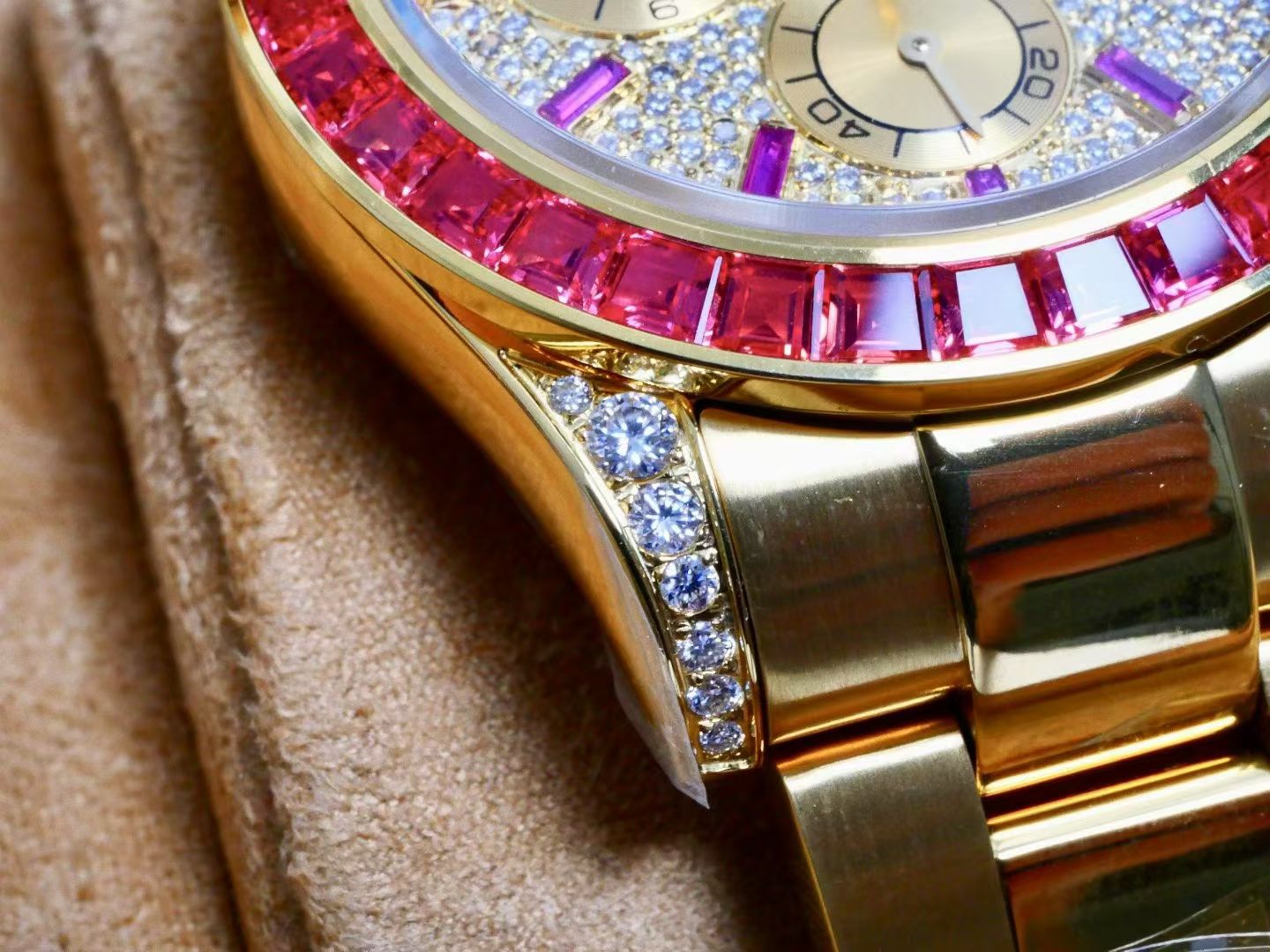 Rolex Cosmograph Daytona 126598 TRU – 18K Yellow Gold, Pigeon Blood Ruby Bezel, Pavé Diamond Dial
