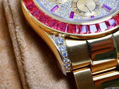 Rolex Cosmograph Daytona 126598 TRU – 18K Yellow Gold, Pigeon Blood Ruby Bezel, Pavé Diamond Dial