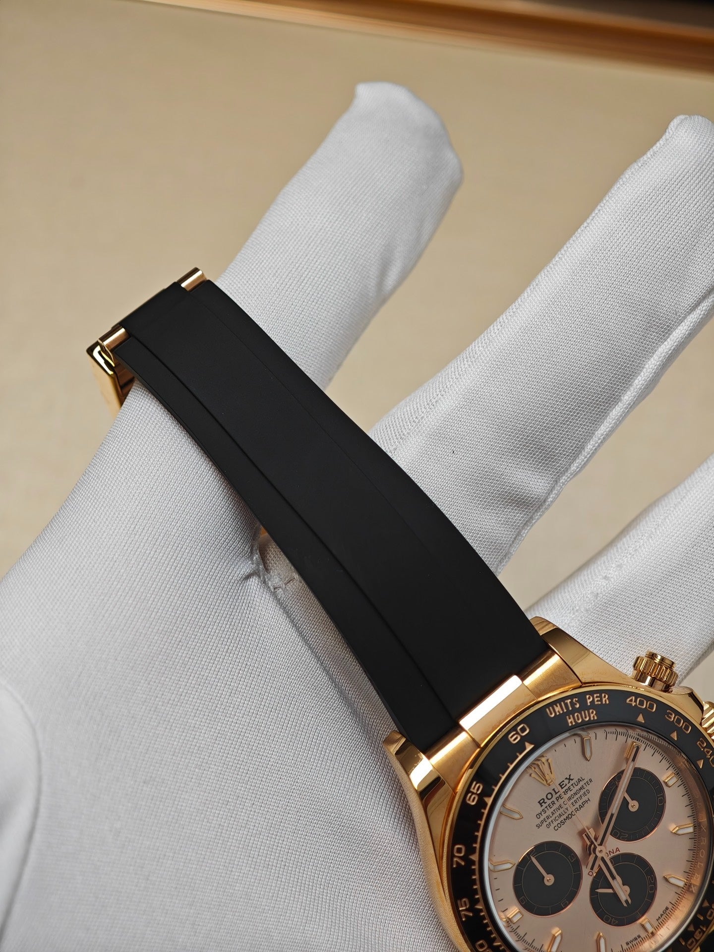 Rolex Cosmograph Daytona – 18k Yellow Gold, Black Dial, Oysterflex Bracelet