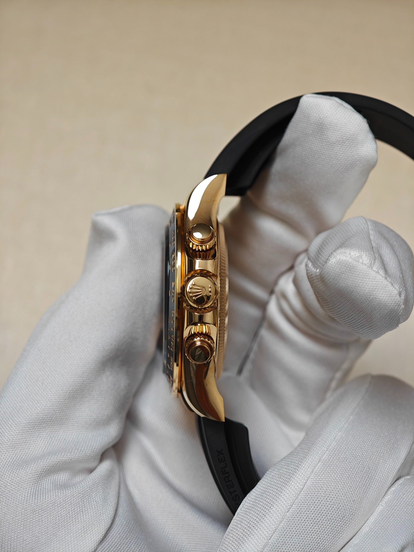 Rolex Cosmograph Daytona – 18k Yellow Gold, Black Dial, Oysterflex Bracelet