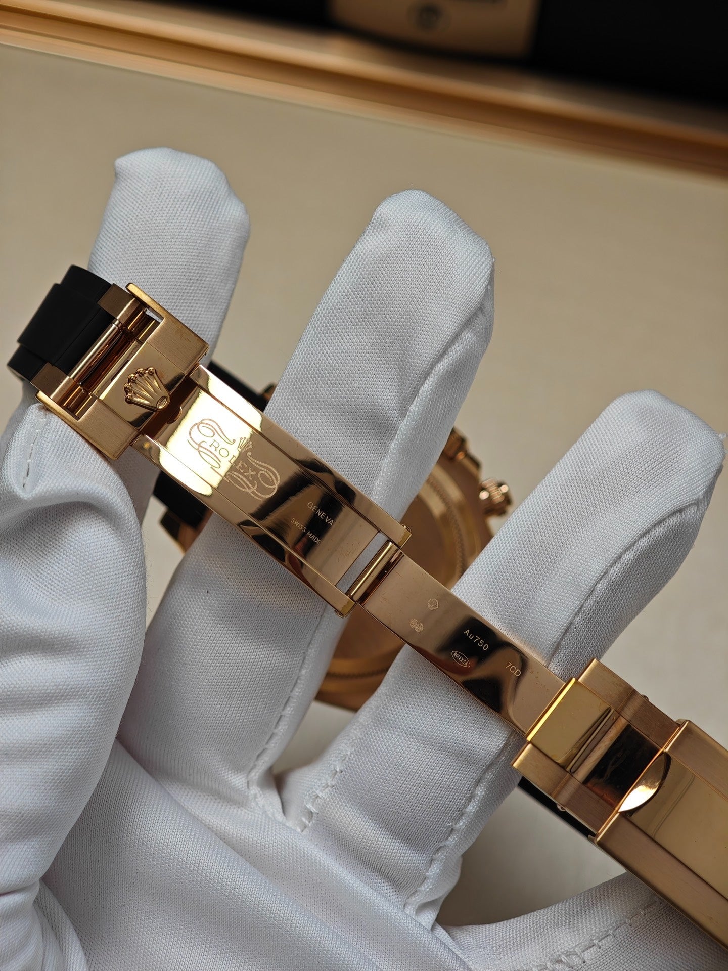 Rolex Cosmograph Daytona – 18k Yellow Gold, Black Dial, Oysterflex Bracelet