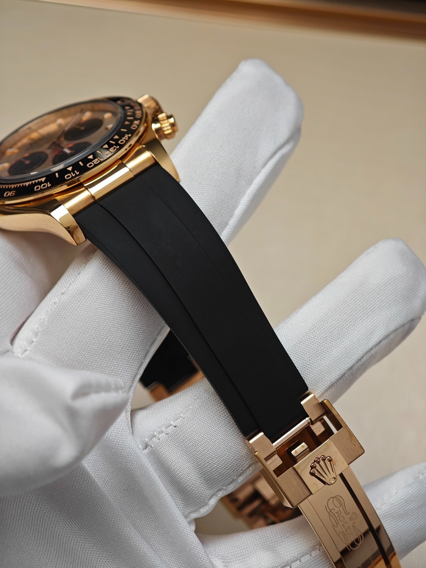 Rolex Cosmograph Daytona – 18k Yellow Gold, Black Dial, Oysterflex Bracelet