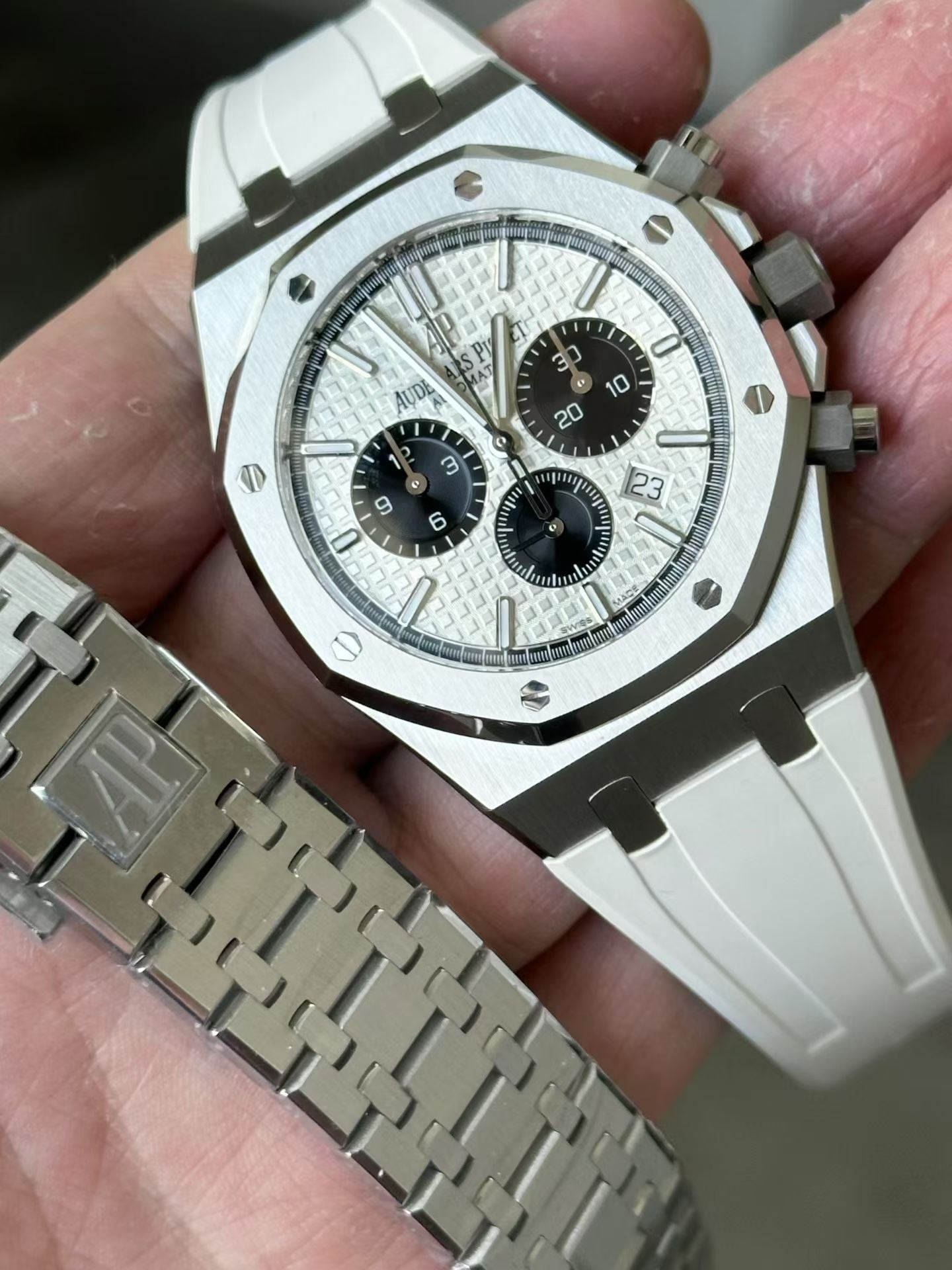 Audemars Piguet Royal Oak Chronograph 41mm – Stainless Steel, White "Grande Tapisserie" Dial