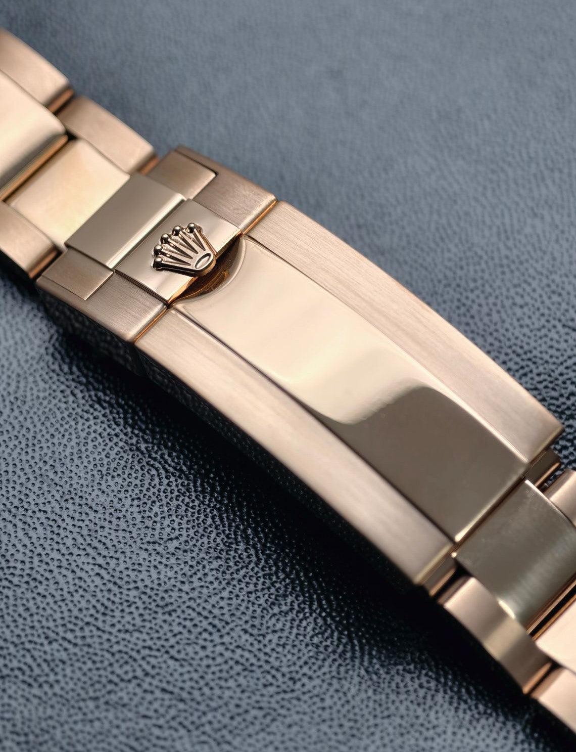 Rolex Cosmograph Daytona – 18k Everose Gold with Bright Black & Sundust Diamond-Set Dial