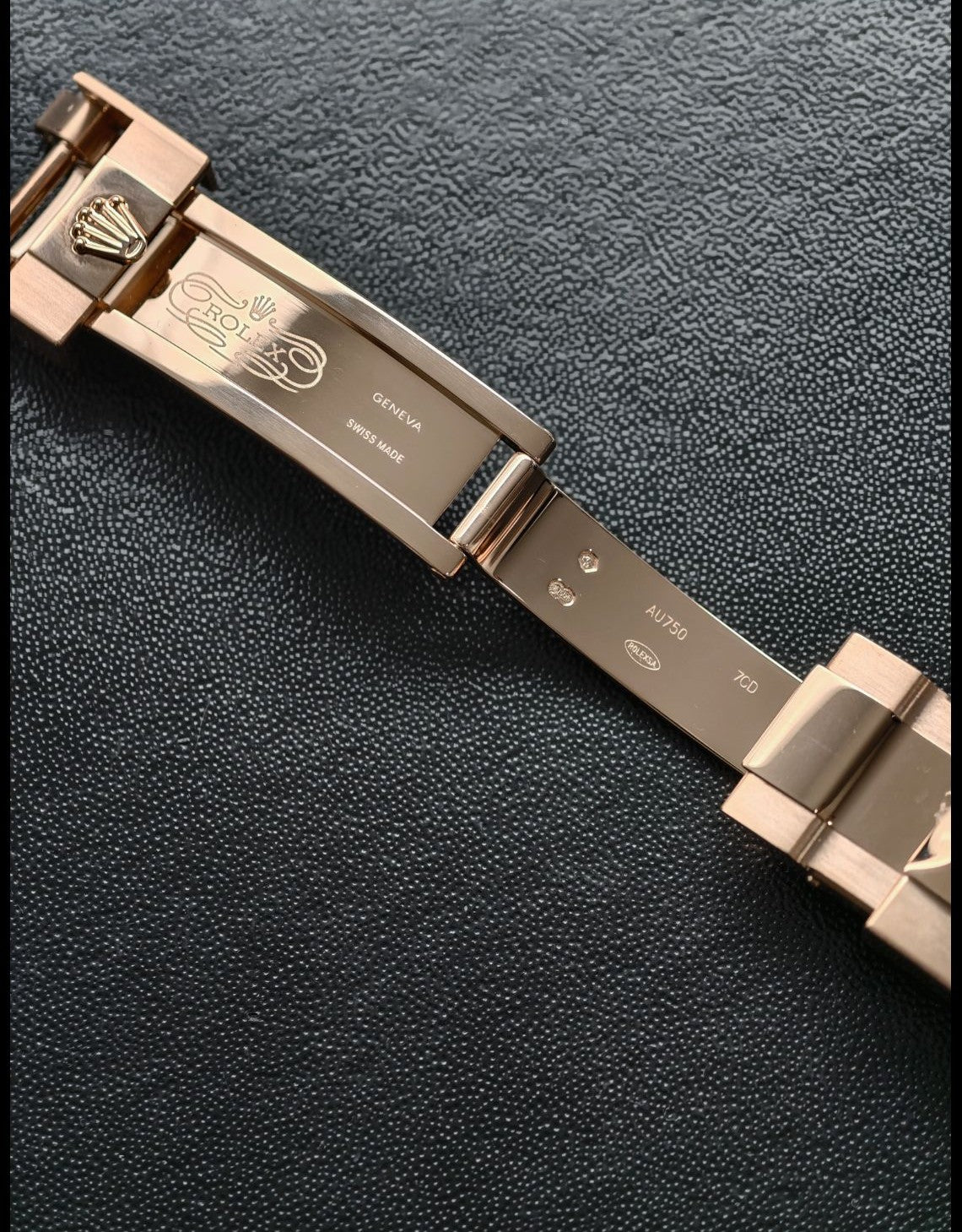 Rolex Cosmograph Daytona – 18k Everose Gold with Bright Black & Sundust Diamond-Set Dial