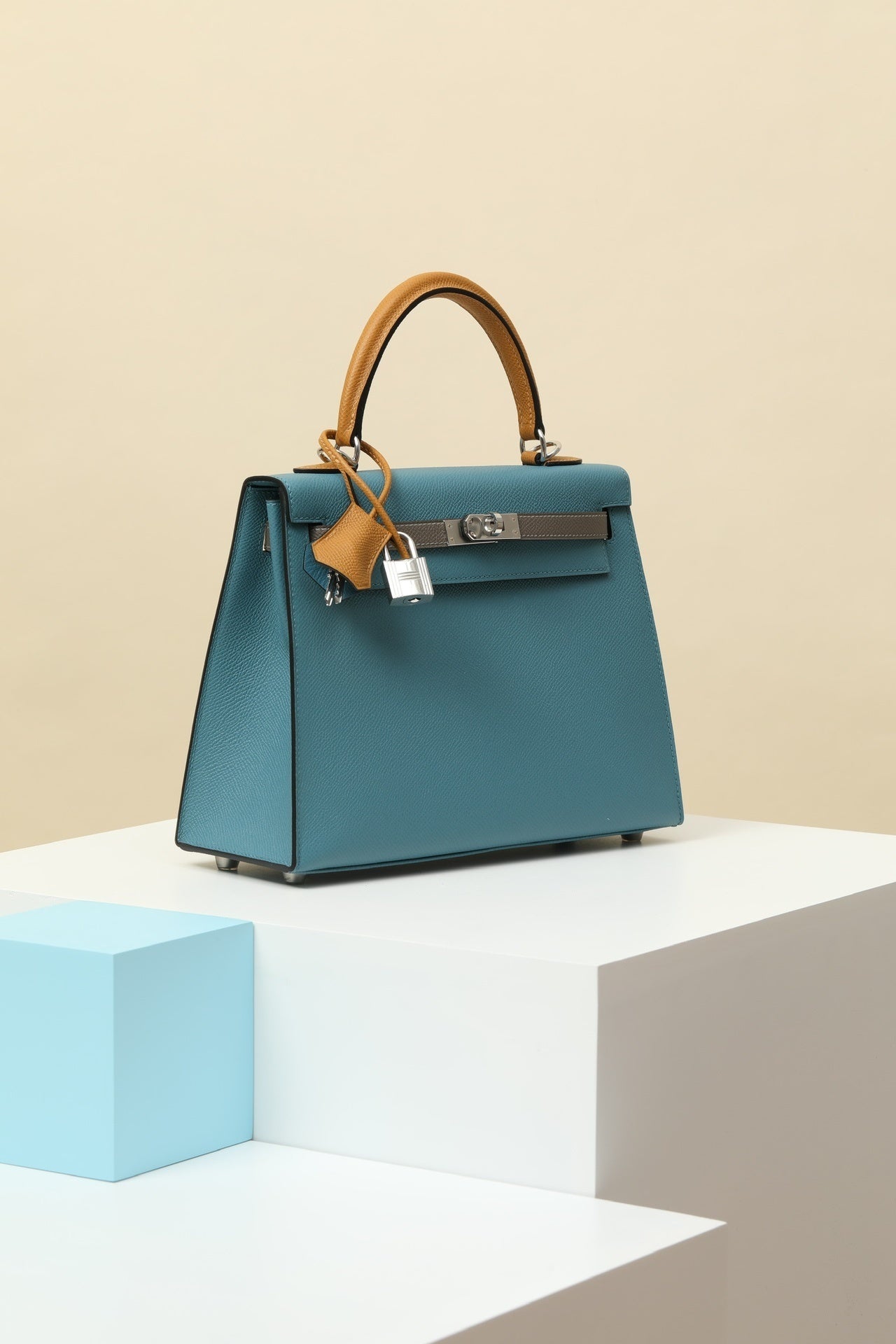 Hermès Kelly Classic Structured Luxury Bag