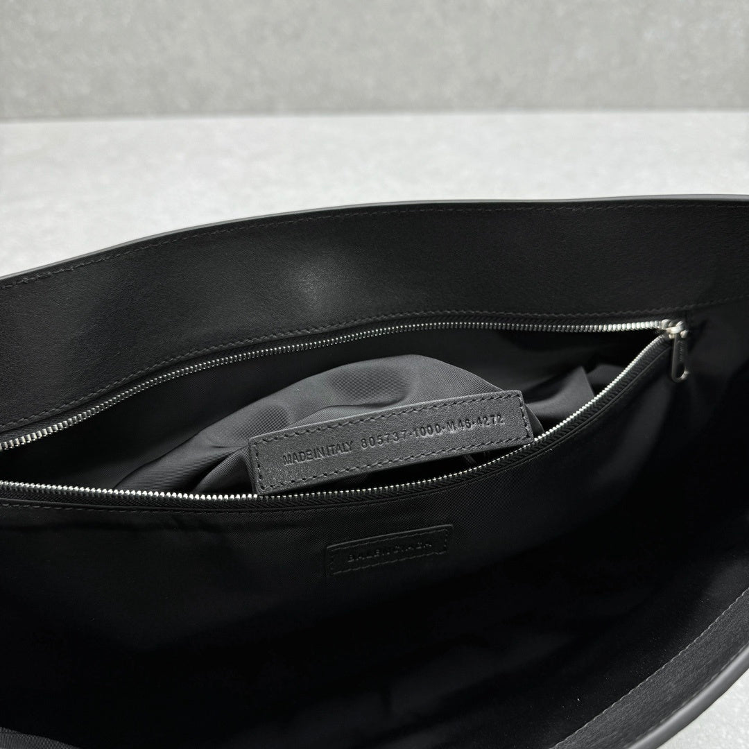 Balenciaga Grungy Medium Messenger Bag Black Leather