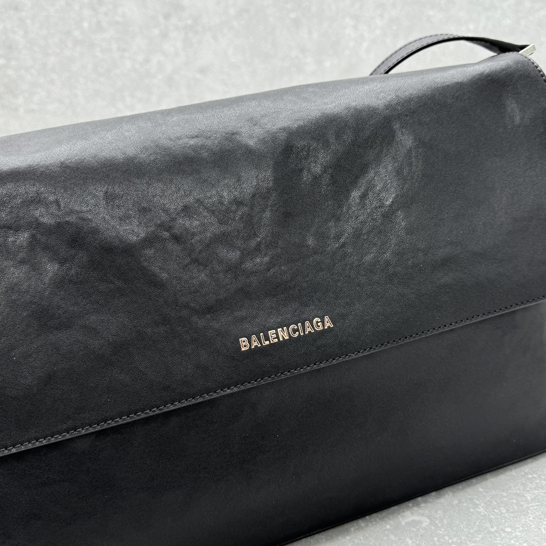 Balenciaga Grungy Medium Messenger Bag Black Leather