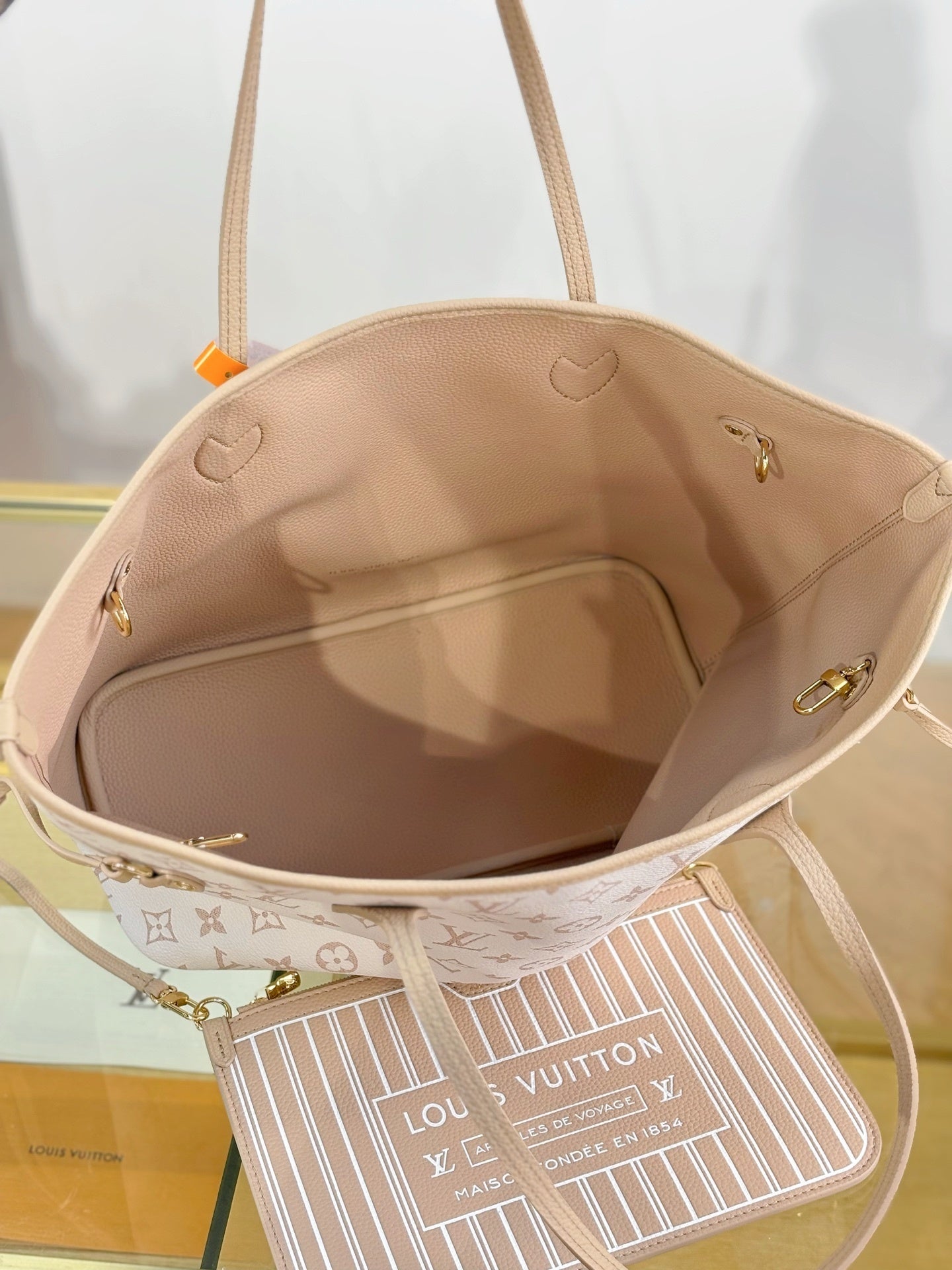 Louis Vuitton Neverfull MM Tote Bag – Monogram Canvas with Natural Cowhide Leather Trim