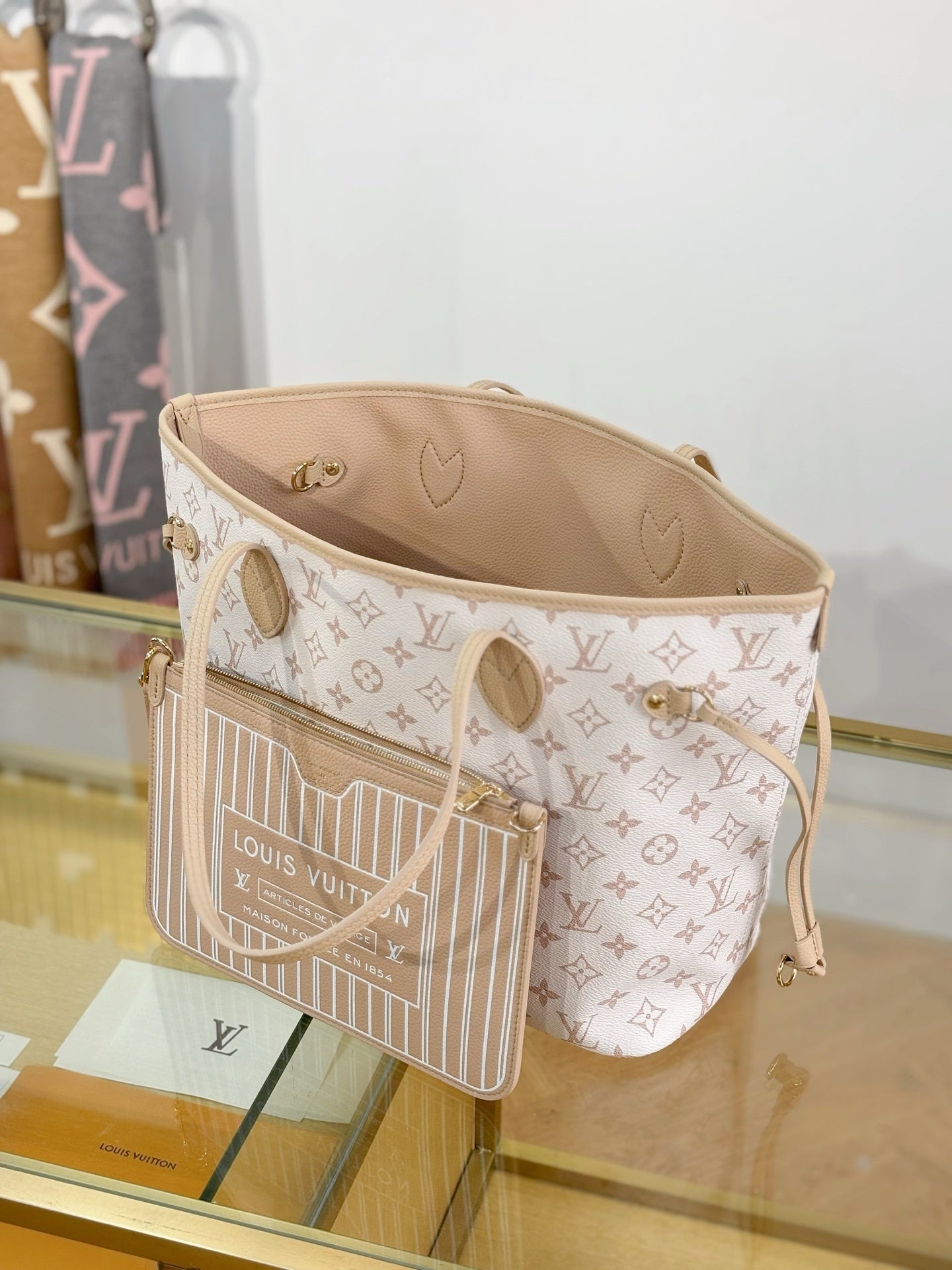 Louis Vuitton Neverfull MM Tote Bag – Monogram Canvas with Natural Cowhide Leather Trim