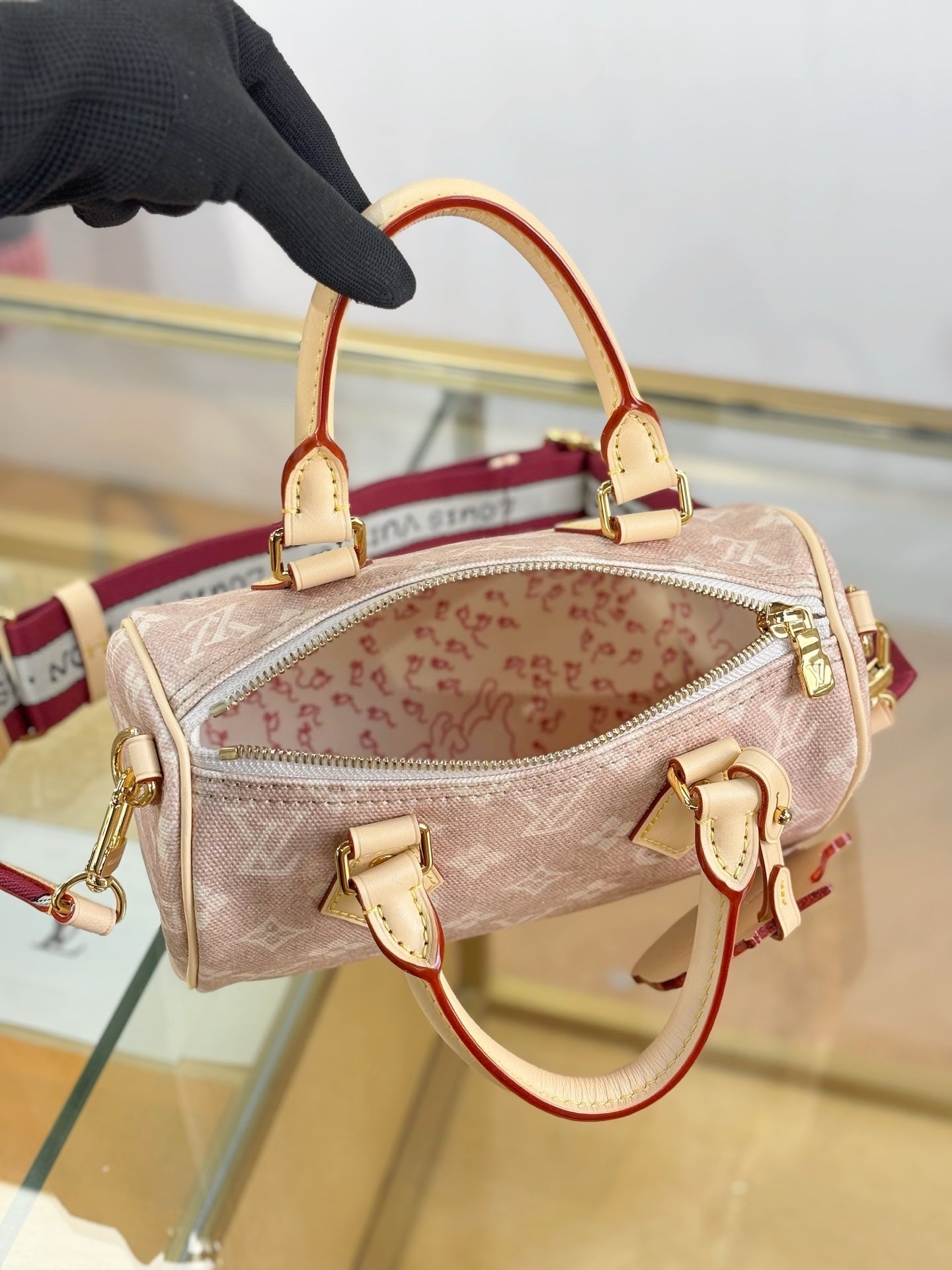 Louis Vuitton Speedy Bandoulière 20 – Monogram Canvas Handbag with Cowhide Leather & Signature Strap