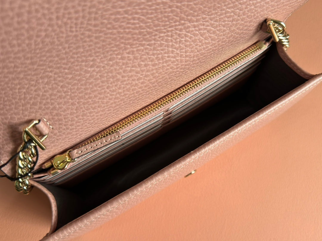 Gucci Interlocking G Chain Wallet in Pink Pebbled Leather
