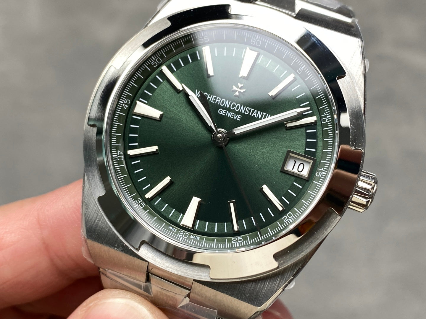 Vacheron Constantin Overseas 4500V – Self-Winding, Green Dial, Stainless Steel Bracelet