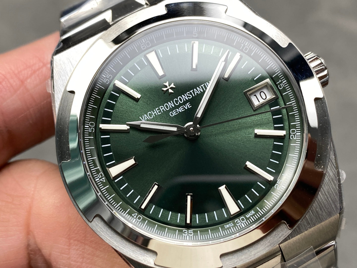 Vacheron Constantin Overseas 4500V – Self-Winding, Green Dial, Stainless Steel Bracelet