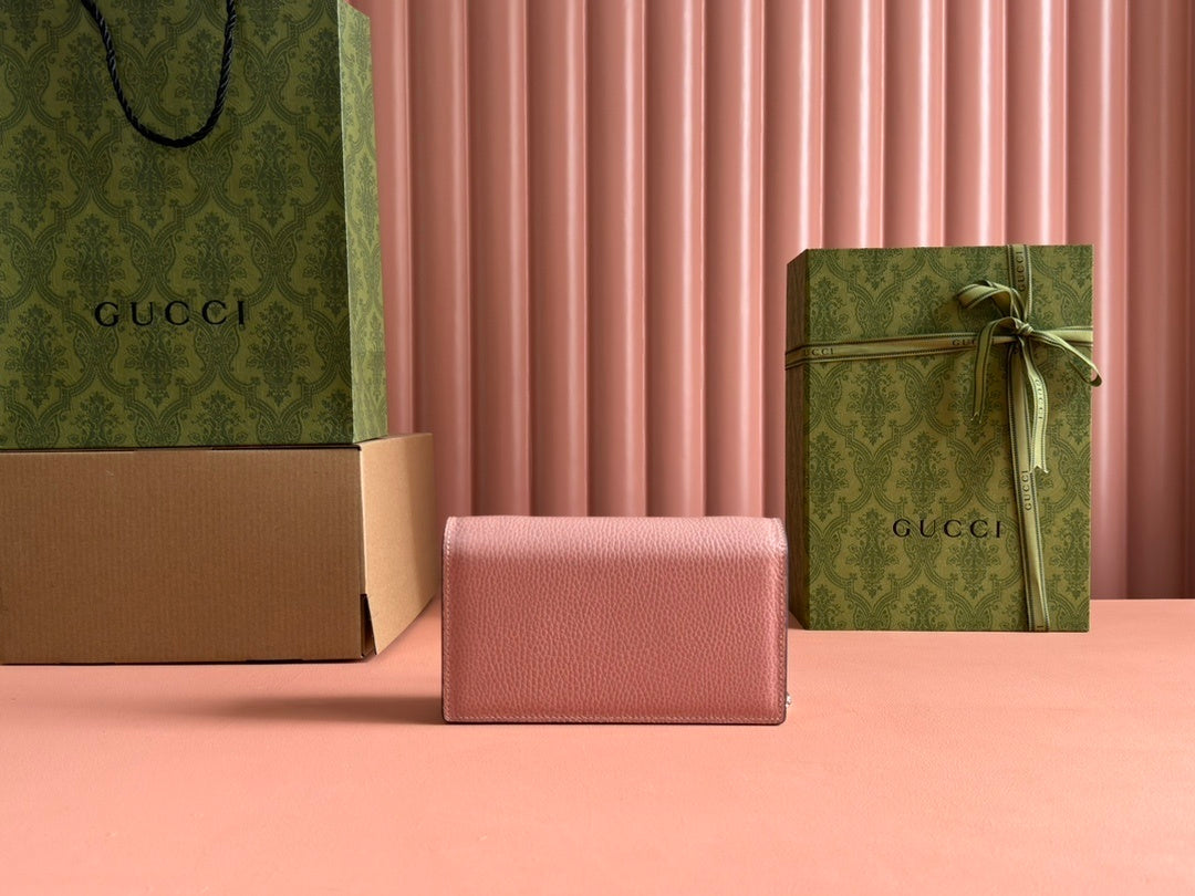 Gucci Interlocking G Chain Wallet in Pink Pebbled Leather