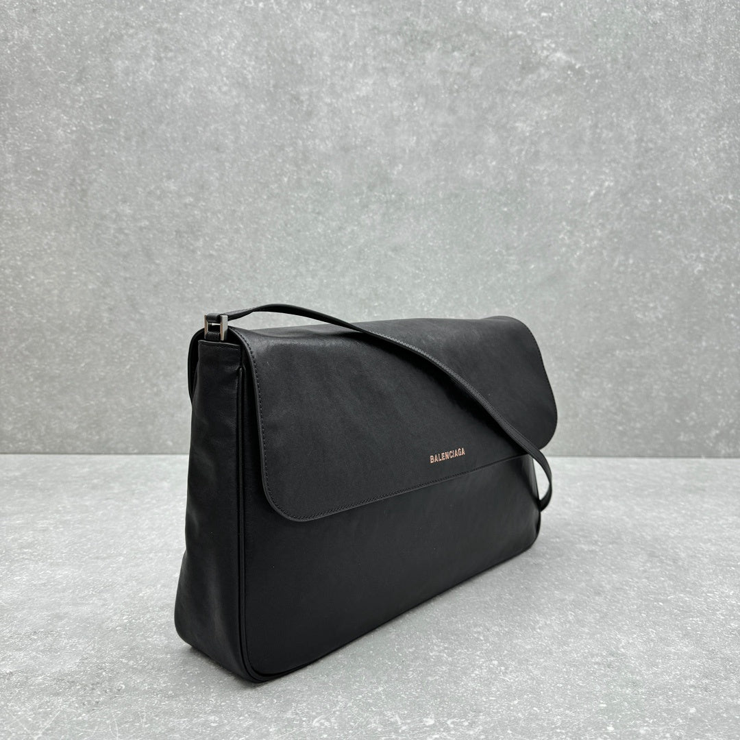 Balenciaga Grungy Medium Messenger Bag Black Leather